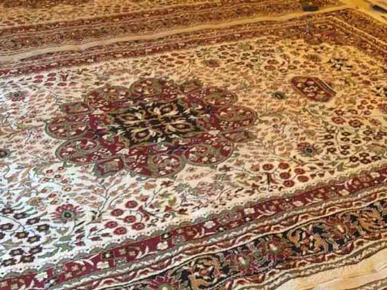 A 2x3m Cream Persian Carpet - Event Hire